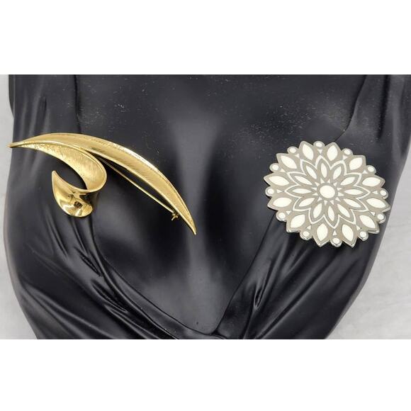 Brooch Vintage Trifari Set 2 Gold Tone Crown Silver Tone Snowflake Pin Brooch - Picture 1 of 12